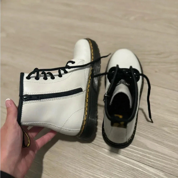 DR MARTENS YOUTH 1460 LEATHER LACE UP BOOTS - Picture 9 of 15